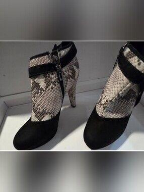 Schutz Snake Print & Black Ankle Booties Heels Size 7.5/38 Made in Bra